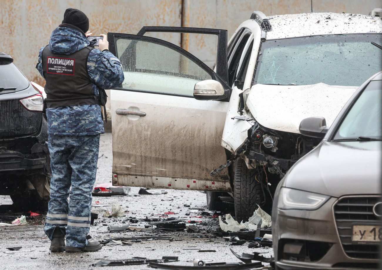 Moszkva, 2025. december 22.
Helyszínelõ rendõr Moszkvában 2025. december 22-én, miután egy autóba rejtett pokolgéppel meggyilkolták Fanyil Szarvarov altábornagyot, az orosz fegyveres erõk operatív felkészítésért felelõs vezetõjét.
MTI/EPA/Makszim Sipenkov