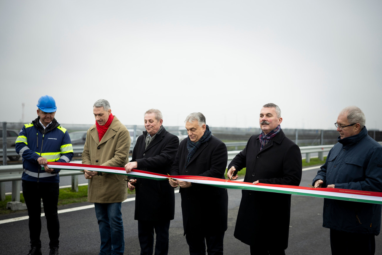Kenderes, 2025. december 22.
A Miniszterelnöki Kommunikációs Fõosztály által közreadott képen Orbán Viktor miniszterelnök (j3) az M4 autóút Törökszentmiklós és Kisújszállás közötti szakaszának átadó ünnepségén Kenderes határában 2025. december 22-én. Mellette Lázár János építési és közlekedési miniszter (b2), a Fidesz országgyûlési képviselõi, Herczeg Zsolt (b3), F. Kovács Sándor (j2) és a korábbi földmûvelésügyi miniszter, Fazekas Sándor (j).
MTI/Miniszterelnöki Kommunikációs Fõosztály/Fischer Zoltán