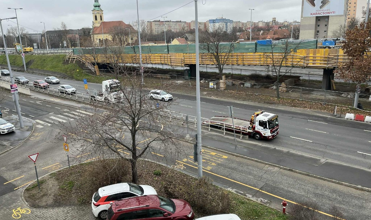 A demonstráló fuvarozók konvojának eleje Óbudán (Forrás: Infostart)