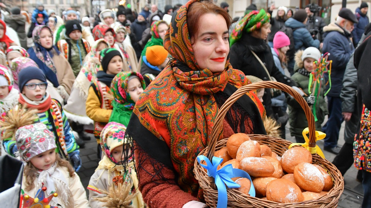 Lemberg, 2025. december 24.
Ukrán gyerekek részvételével karácsonyi felvonulást tartanak a nyugat-ukrajnai Lembergben (Lviv) 2025. december 24-én. Volodimir Zelenszkij ukrán elnök 2023-ban írta alá azt a törvénymódosítást, amely hivatalosan is lehetõvé teszi az ukránok számára, hogy szakítsanak a keleti ortodox hagyományokkal és január 7-e helyett a nyugati keresztényekhez hasonlóan december 25-én ünnepeljék a karácsonyt.
MTI/EPA/Mikola Tisz