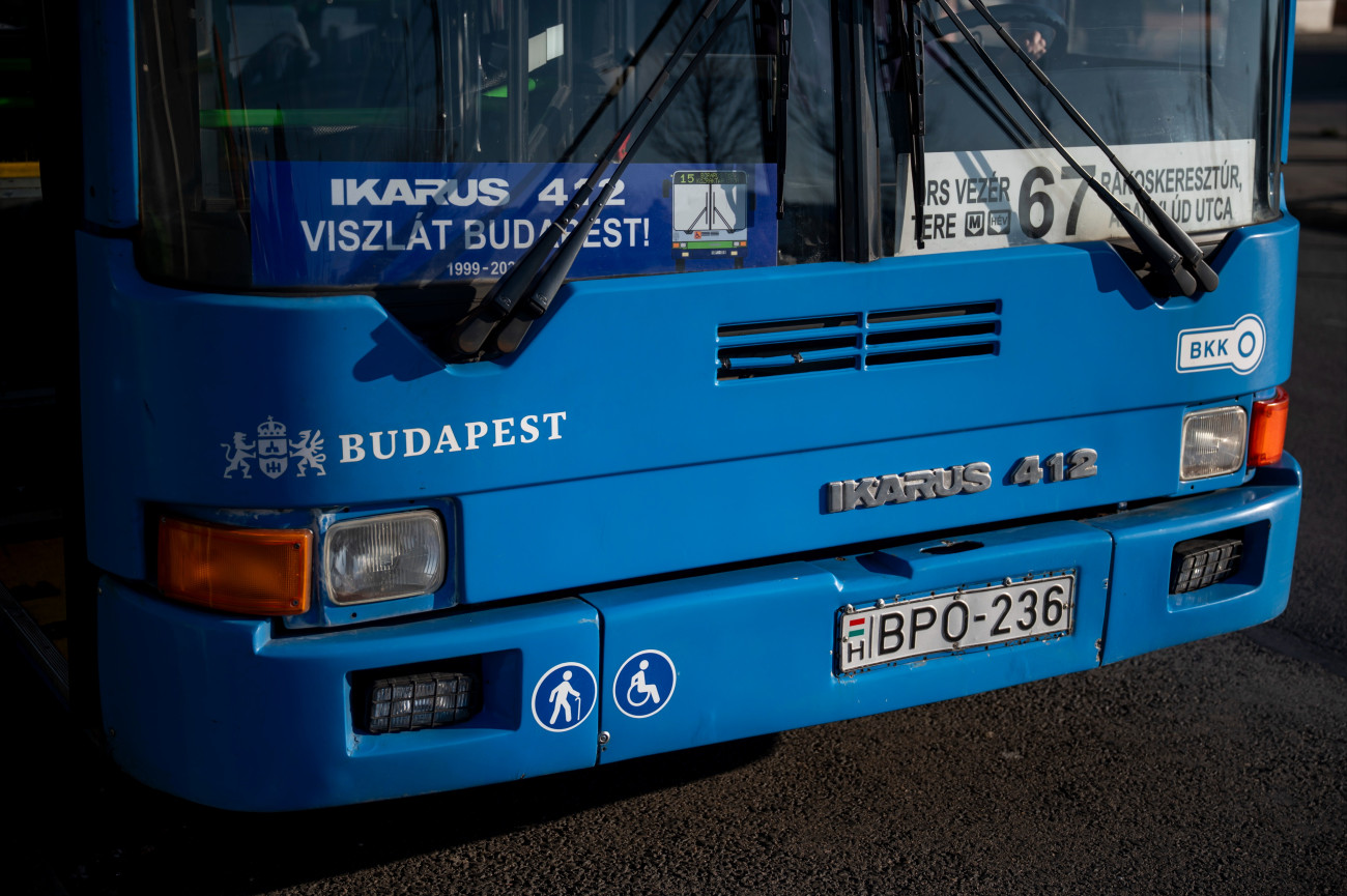 Budapest, 2025. december 27.
A Budapesti Közlekedési Vállalat (BKV) egyik Ikarus 412-es autóbusza az Örs vezér terén, 2025. december 27-én. A BKV négynapos fõvárosi turné keretében búcsúztatja az utolsó két Ikarus 412-est, amelyeket két és fél évtized szolgálat után kivon a forgalomból.
MTI/Balogh Zoltán