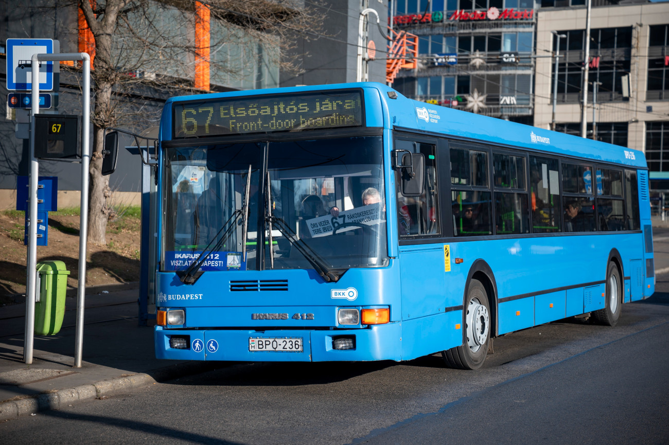 Budapest, 2025. december 27.
A Budapesti Közlekedési Vállalat (BKV) egyik Ikarus 412-es autóbusza az Örs vezér terén, 2025. december 27-én. A BKV négynapos fõvárosi turné keretében búcsúztatja az utolsó két Ikarus 412-est, amelyeket két és fél évtized szolgálat után kivon a forgalomból.
MTI/Balogh Zoltán