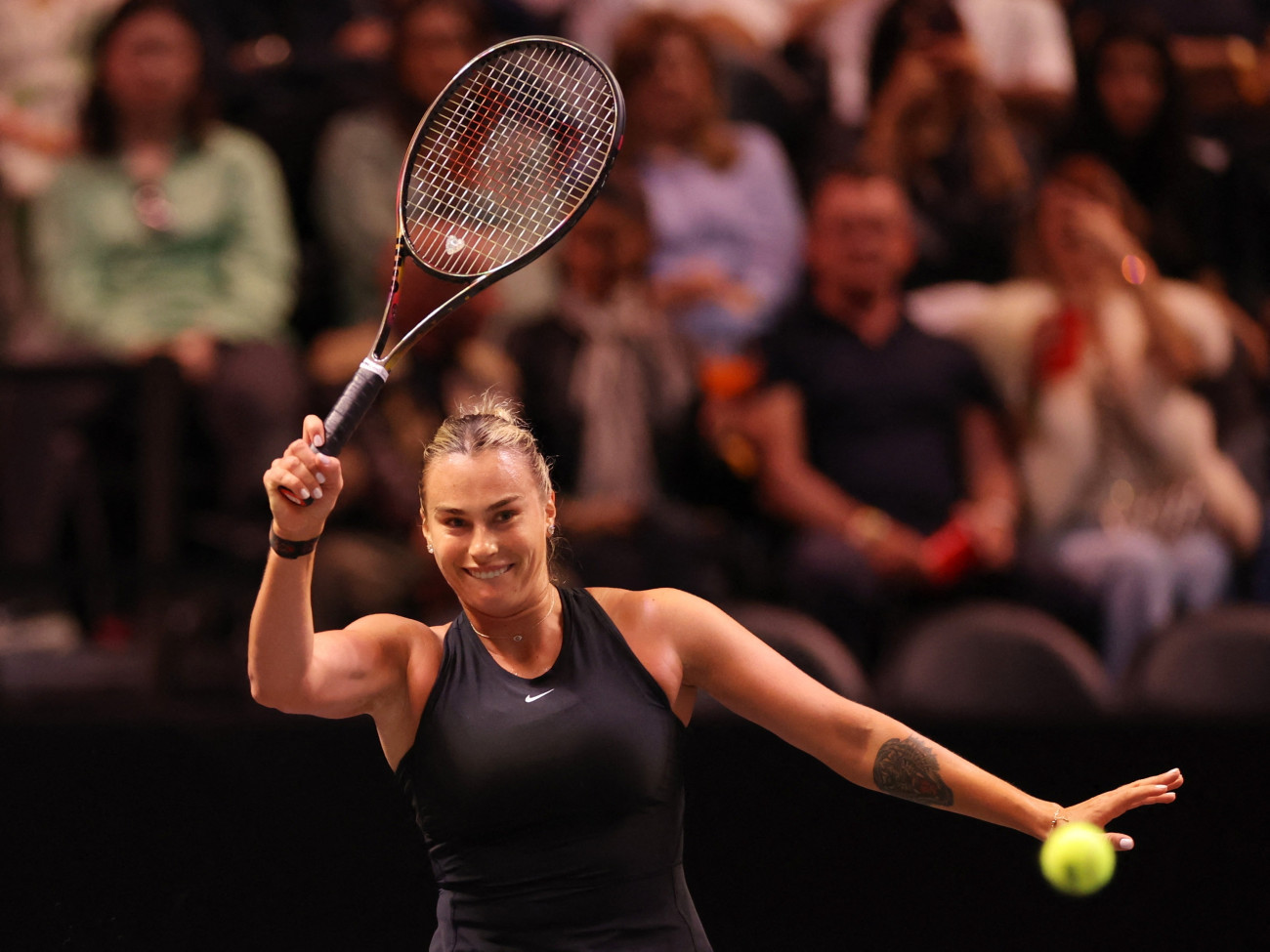 Dubaj, 2025. december 28.
A fehérorosz Arina Szabalenka az ausztrál Nick Kyrgios ellen játszik a nemek harcaként meghirdetett bemutató teniszmérkõzésen Dubajban 2025. december 28-án.
MTI/EPA/Reuters pool/Amr al-Fiki