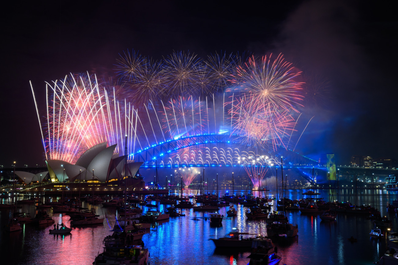 Sydney, 2025. december 31.
Tûzijátékok petárdái robbannak az ausztrál nagyváros, Sydney kikötõjében, az operaház (b) és a Harbour híd fölött szilveszter éjszakáján, 2026. január 1-jén.
MTI/EPA/AAP/Dan Himbrechts