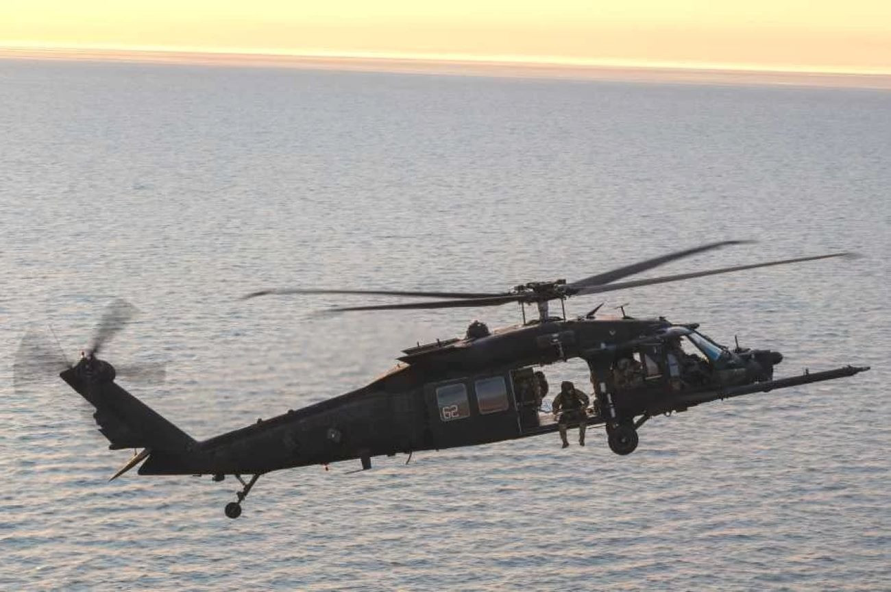 Az MH-60M helikopterek is a levegőben utánatölthetőek, így nagy távolságú bevetésekre is alkalmasak. Kép: U.S. Department of War