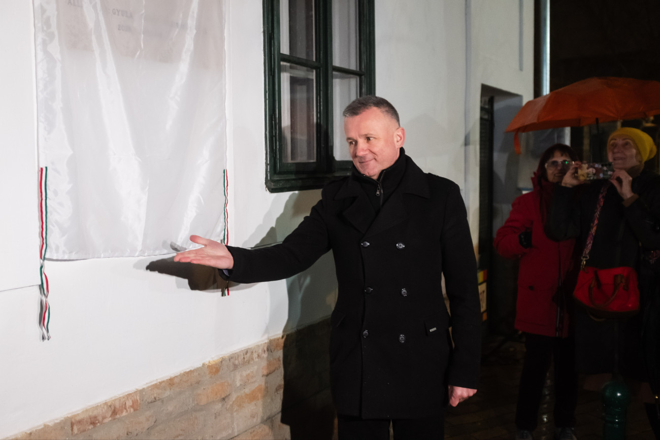 Gyula, 2026. január 5.
Görgényi Erõ polgármester az emléktábla avatásán Krasznahorkai László szülõi házánál a Nobel-díjas író születésnapján Gyulán 2026. január 5-én.
MTI/Oláh Tamás