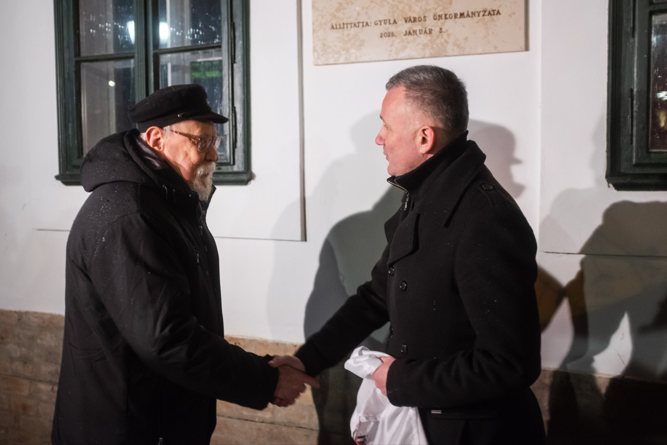 Gyula, 2026. január 5.
Krasznahorkai Géza, Krasznahorkai László  testvére, a helyi Mogyoróssy János Városi Könyvtár nyugalmazott igazgatója (b) és Görgényi Erõ polgármester az emléktábla avatásán Krasznahorkai László szülõi házánál a Nobel-díjas író születésnapján Gyulán 2026. január 5-én.
MTI/Oláh Tamás