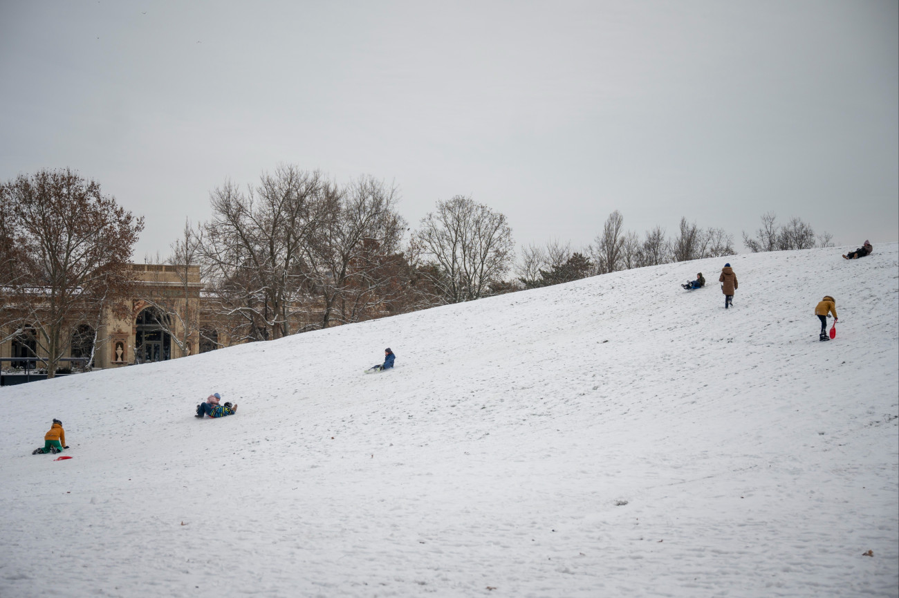Budapest, 2026. január 6.
Szánkózók a Városligetben 2026. január 6-án.
MTI/Balogh Zoltán