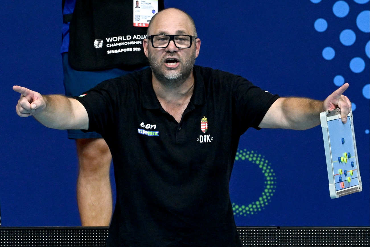 Szingapúr, 2025. július 11.
Cseh Sándor szövetségi kapitány a nõi vízilabdatorna csoportkörének 1. fordulójában játszott Görögország - Magyarország mérkõzésen a szingapúri vizes világbajnokságon az OCBC Aquatic Centre-ben 2025. július 11-én. A magyar válogatott 10-9-re gyõzött. 
MTI/Koszticsák Szilárd