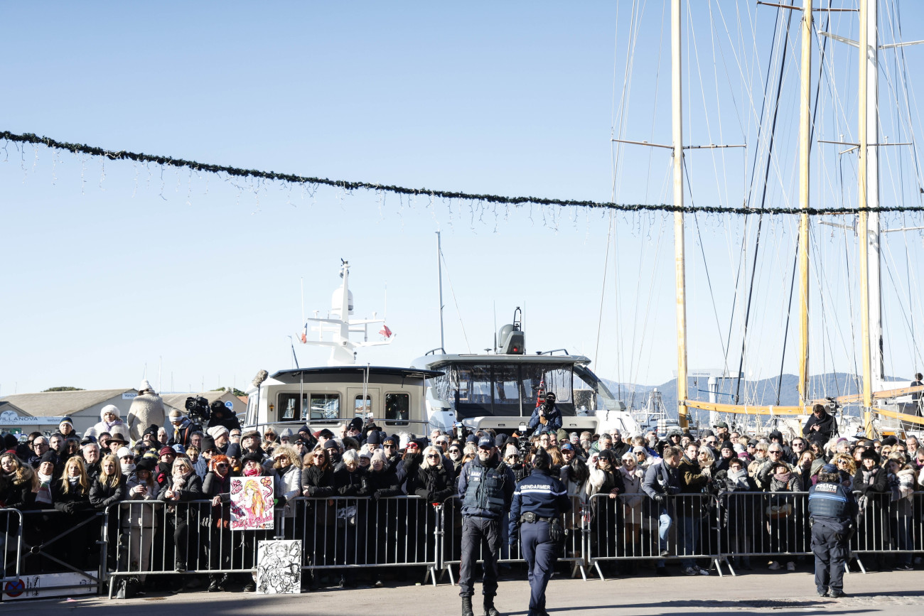 Saint-Tropez, 2026. január 7.
Brigitte Bardot egykori francia filmszínésznõ, majd állatvédõ saint-tropezi gyászszertatásának tévéközvetítését nézik tisztelõi óriáskivetítõn Saint-Tropezben 2026. január 7-én. Brigitte Bardot december 28-án, 91 éves korában hunyt el.
MTI/EPA/Sebastien Nogier
