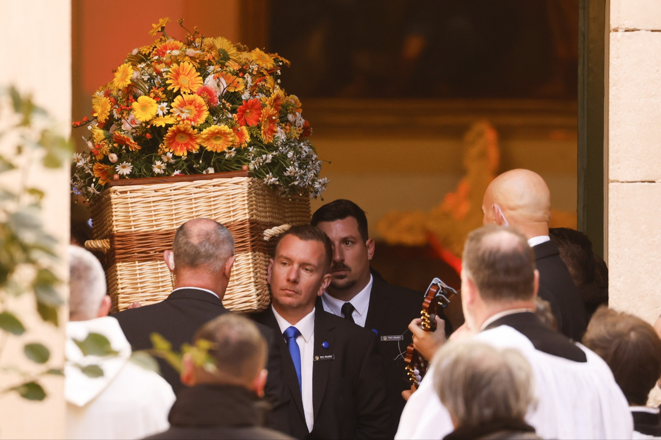 Saint-Tropez, 2026. január 7.
Brigitte Bardot egykori francia filmszínésznõ, majd állatvédõ koporsóját a gyászszertatásának végén kiviszik a saint-tropezi Miasszonyunk Mennybemenetele templomból 2026. január 7-én. Brigitte Bardot december 28-án, 91 éves korában hunyt el.
MTI/EPA/Sebastien Nogier