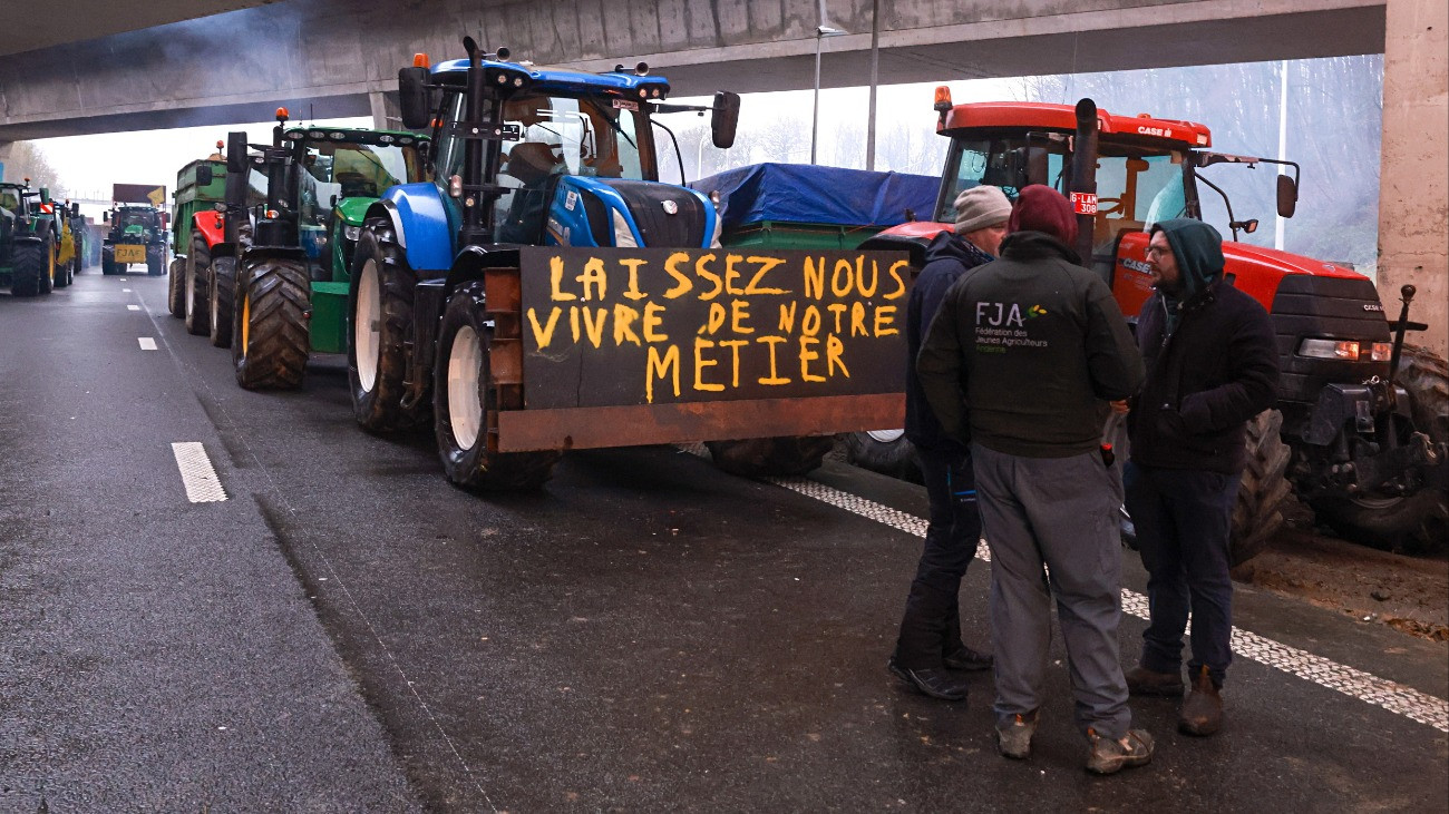 Wierde, 2026. január 9.
Az Európai Unió és a dél-amerikai Mercosur szabadkereskedelmi övezet tagállamai között kötendõ megállapodás ellen tüntetõ gazdák traktorjaikkal lezárják a Brüsszel és Luxembourg közötti E411-es autópályát a belgiumi Wierde környékén 2026. január 9-én. Az EU tagállamai ezen a napon szavaznak a kereskedelmi megállapodásról. A felirat jelentése: hadd éljünk meg a foglalkozásunkból.
MTI/EPA/Olivier Hoslet