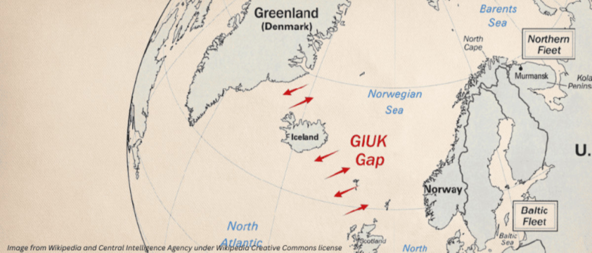 Az úgynevezett GIUK átjáró. Grönland, Izland illetve az Egyesült Királyság közötti területen kell áthaladnia az orosz északi flotta atom-tengeralattjáróinak és más hadihajóinak, ha ki akarnak jutni az Atlani-óceán délebbi vizeire. Kép Wikipédia