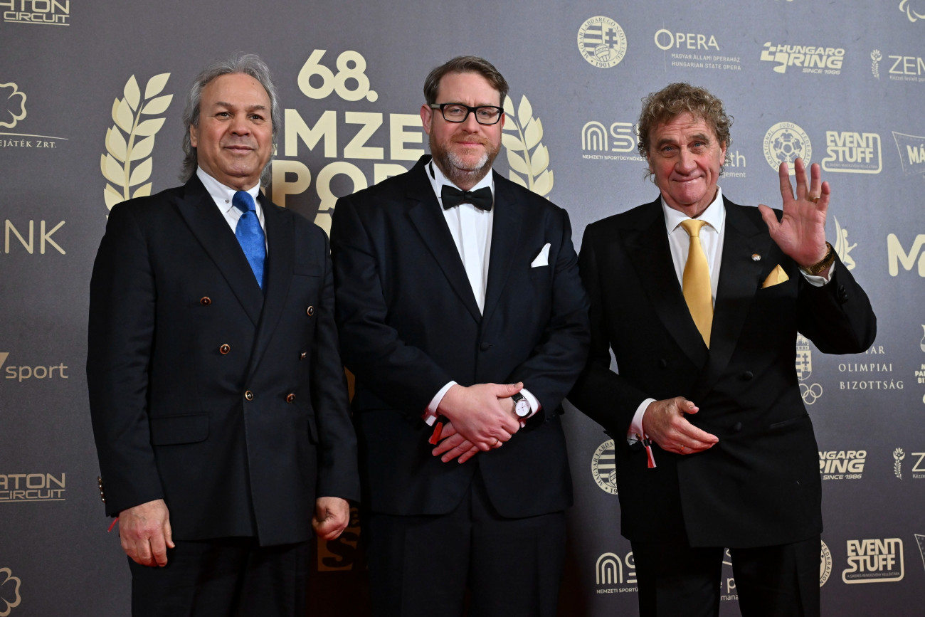Budapest, 2026. január 12.
Rabah Madzser, az algériai labdarúgó-válogatott és az FC Porto korábbi játékosa, Szöllõsi György, a Magyar Sportújságírók Szövetségének elnöke, a Nemzeti Sport fõszerkesztõje és Jean-Marie Pfaff, a belga labdarúgó-válogatott és a Bayern München korábbi kapusa (b-j) a 68. Nemzeti Sport Gálán a Magyar Állami Operaházban 2026. január 12-én.
MTI/Illyés Tibor