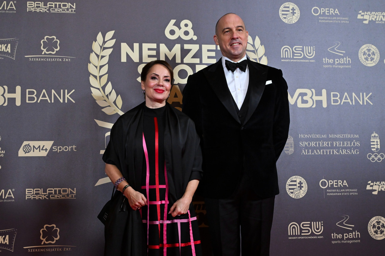 Budapest, 2026. január 12.
Csisztu Zsuzsa, a Magyar Sportújságírók Szövetsége (MSÚSZ) és a Nemzetközi Sportújságíró Szövetség (AIPS) alelnöke és Schmidt Ádám, a Honvédelmi Minisztérium sportért felelõs államtitkára a 68. Nemzeti Sport Gálán a Magyar Állami Operaházban 2026. január 12-én.
MTI/Illyés Tibor
