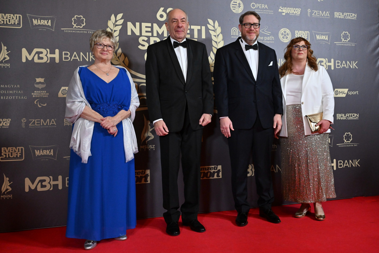 Budapest, 2026. január 12.
Sulyok Tamás köztársasági elnök (b2) és felesége, Nagy Zsuzsanna (b), valamint Szöllõsi György, a Magyar Sportújságírók Szövetségének elnöke, a Nemzeti Sport fõszerkesztõje (j2) és felesége a 68. Nemzeti Sport Gálán a Magyar Állami Operaházban 2026. január 12-én.
MTI/Illyés Tibor