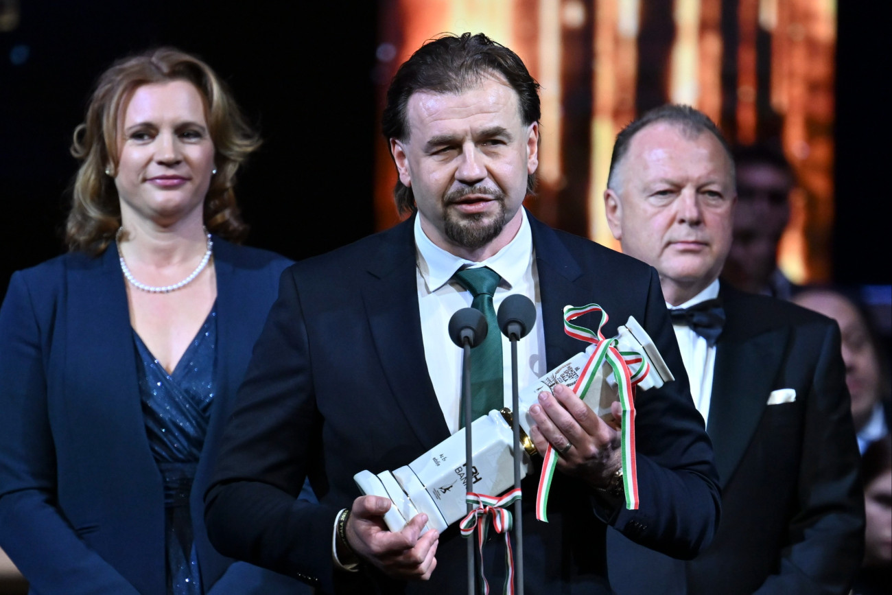 Budapest, 2026. január 12.
Nyéki Balázs, a Ferencváros férfi vízilabda csapatának vezetõedzõje, miután átvette az Év edzõje díjat a 68. Nemzeti Sport Gálán a Magyar Állami Operaházban 2026. január 12-én.
MTI/Illyés Tibor