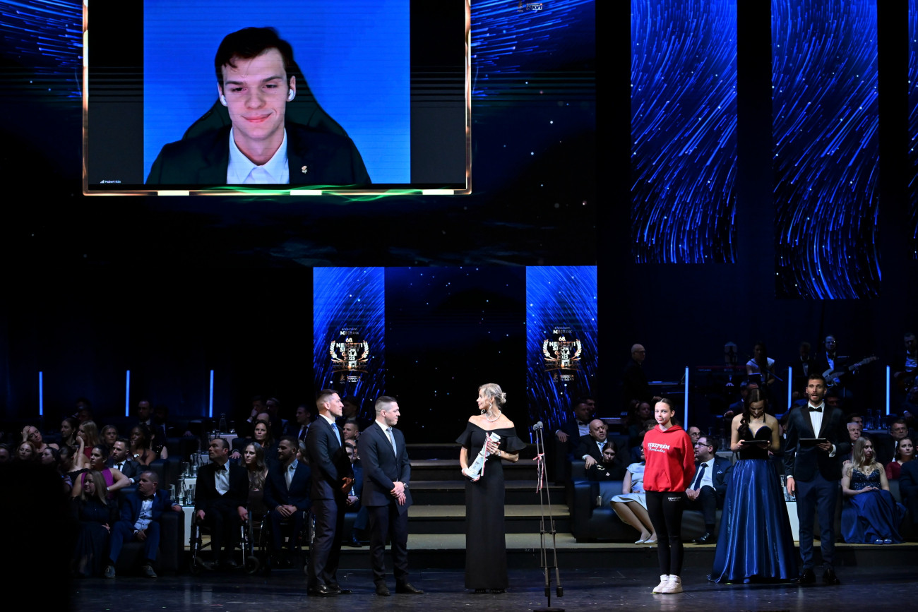 Budapest, 2026. január 12.
Kós Hubert olimpiai, valamint kétszeres világ- és Európa-bajnok úszó videóhívása, miután megkapta az Év férfi sportolója díjat a 68. Nemzeti Sport Gálán a Magyar Állami Operaházban 2026. január 12-én.
MTI/Illyés Tibor