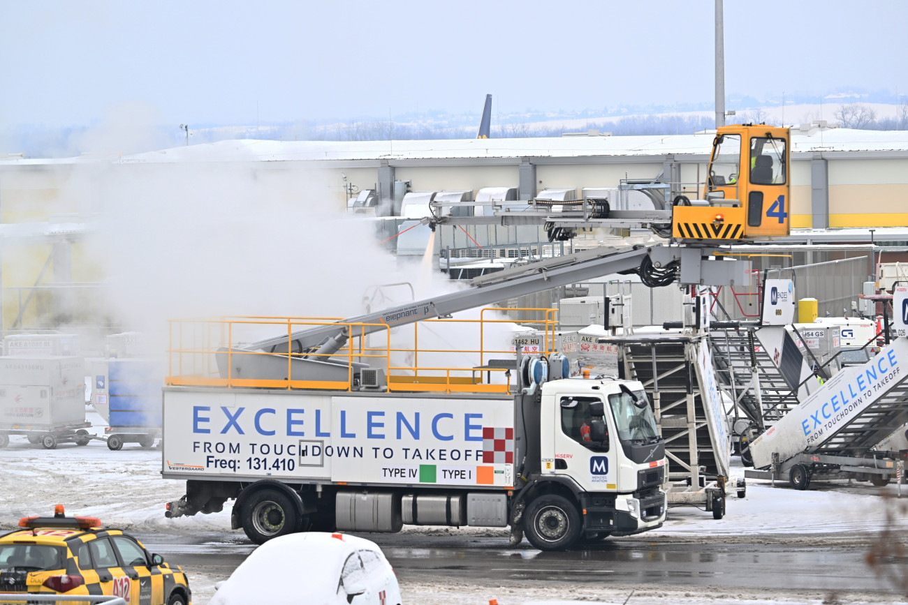 Budapest, 2026. január 13.
A hótól és a jégtõl tisztítják meg a Liszt Ferenc Nemzetközi Repülõtér kiszolgáló berendezéseit 2026. január 13-án. Újra indít és fogad járatokat a repülõtér. Korábban az ónos esõ és az extrém jegesedés miatt a repülõtér biztonsági okokból átmenetileg nem indított és fogadott járatokat.
MTI/Illyés Tibor