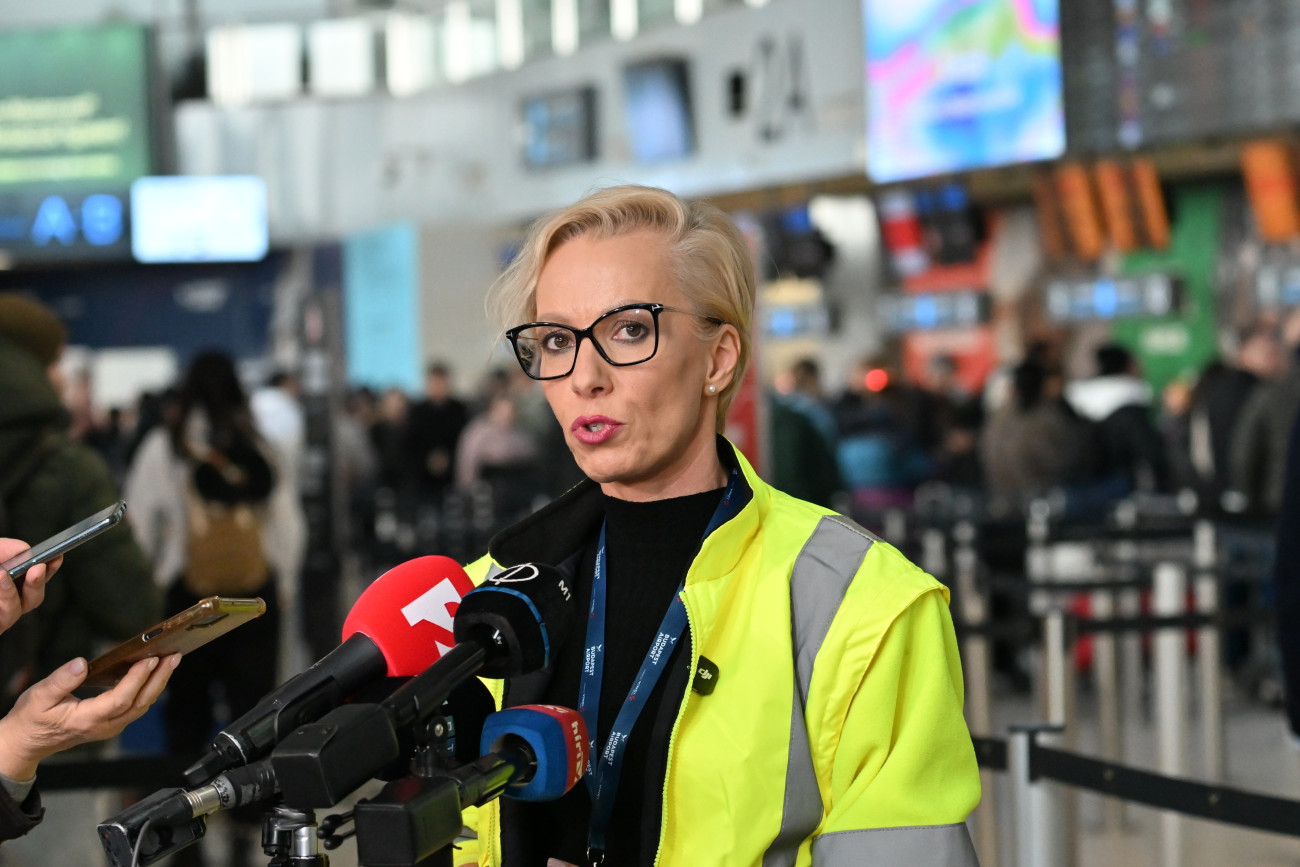 Budapest, 2026. január 13.
Valentínyi Katalin, a Budapest Airport kommunikációs és kormányzati kapcsolatok vezérigazgató-helyettese sajtótájékoztatót tart a Liszt Ferenc Nemzetközi Repülõtéren 2026. január 13-án. Újra indít és fogad járatokat a repülõtér. Korábban az ónos esõ és az extrém jegesedés miatt a repülõtér biztonsági okokból átmenetileg nem indított és fogadott járatokat.
MTI/Illyés Tibor