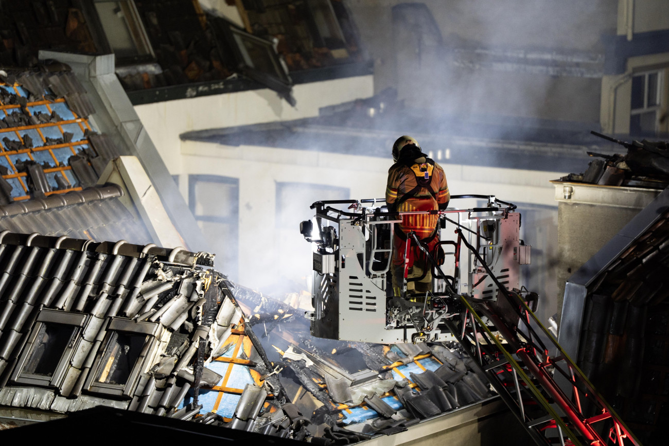 Utrecht, 2026. január 15.
Tûzoltó munkában 2026. január 15-én, miután legalább egy robbanás történt, majd tûz ütött ki Utrecht belvárosában. Legalább négy ember megsérült.
MTI/EPA/ANP/Jeroen Jumelet