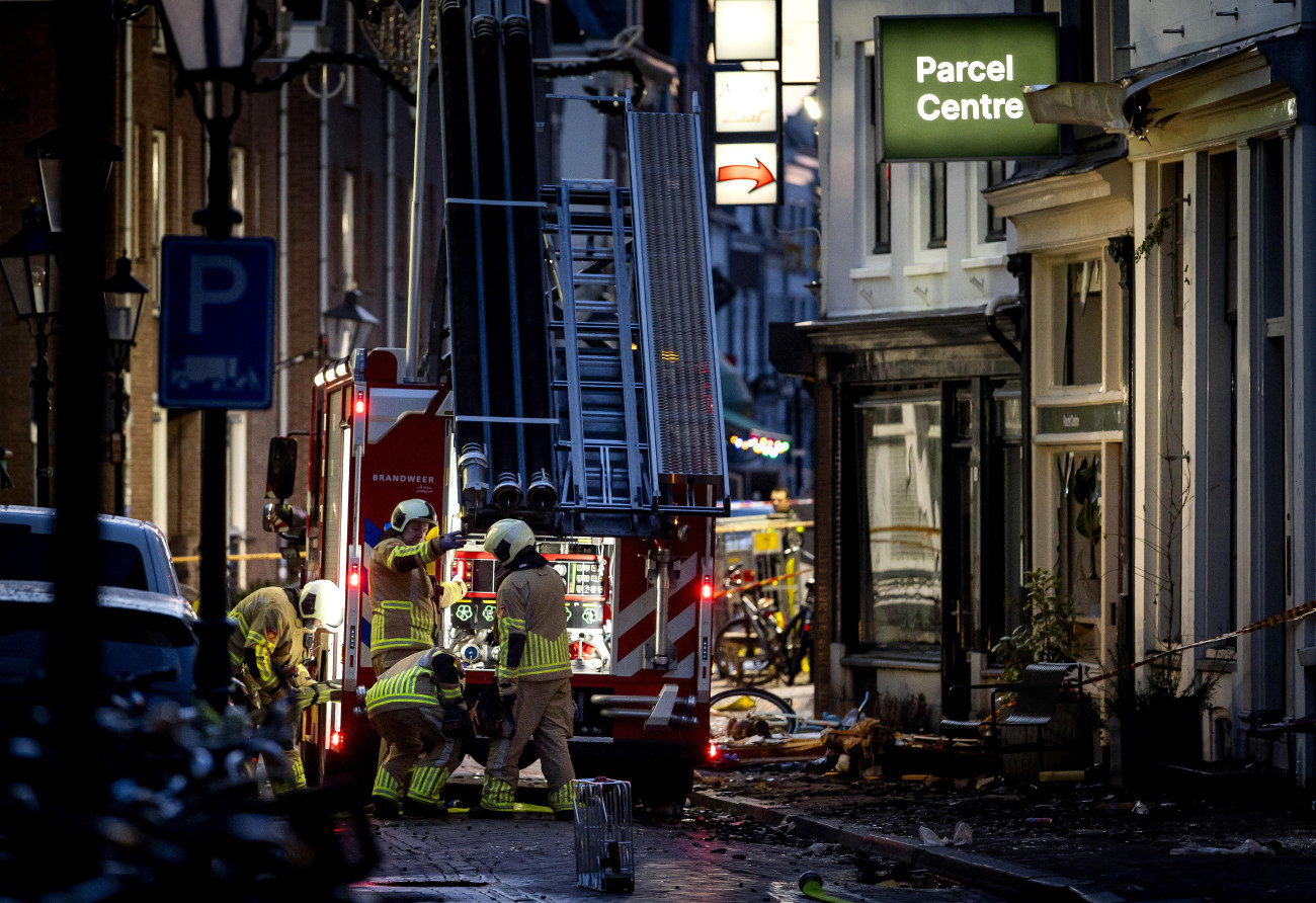 Utrecht, 2026. január 16.
Tûzoltók az elõzõ nap Utrecht belvárosában történt robbanás helyszínén 2026. január 16-án. A feltehetõen gázszivárgás okozta detonációban és az ezt követõ tûzben legkevesebb négy ember megsebesült.
MTI/EPA/ANP/Koen Van Weel