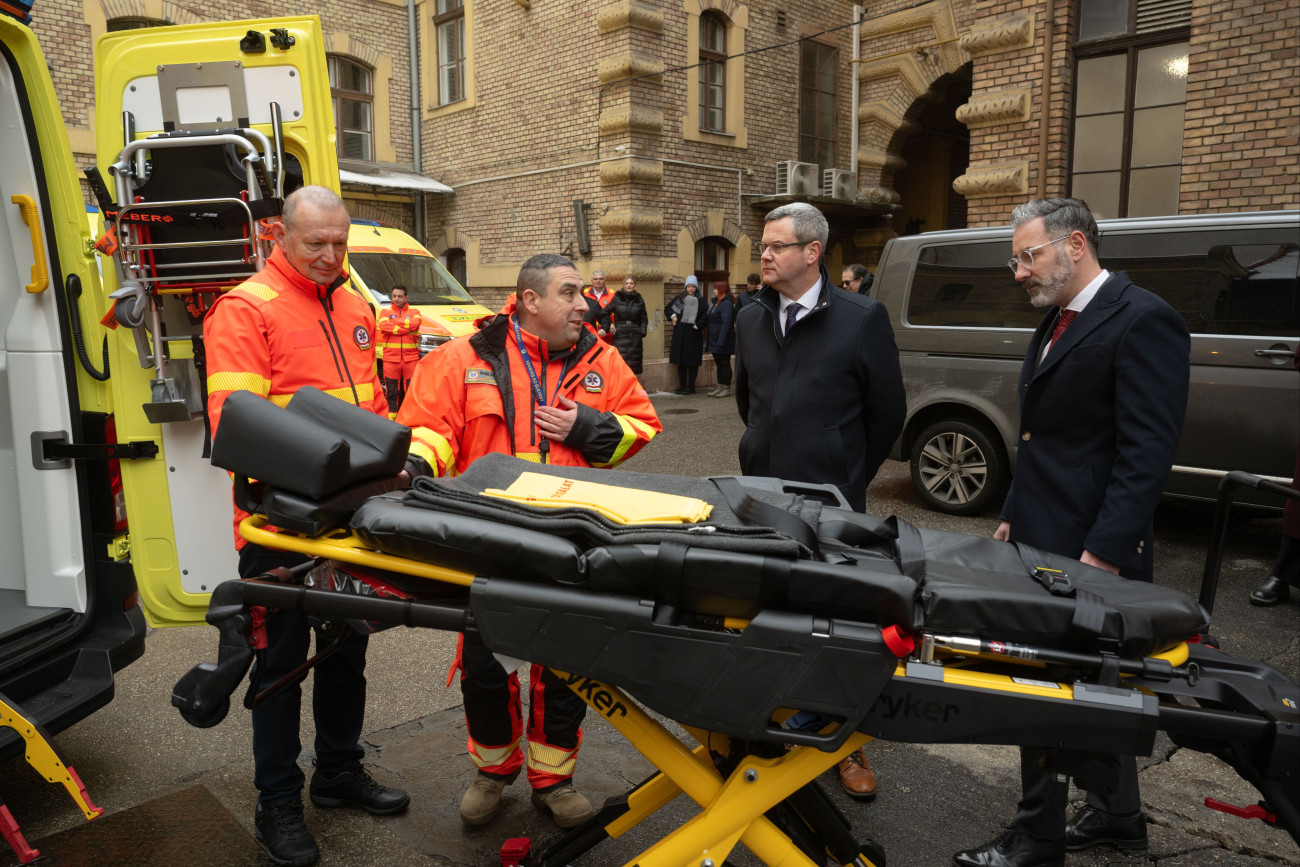 Budapest, 2026. január 15.
Takács Péter, a Belügyminisztérium egészségügyi államtitkára (j2), Csató Gábor, az Országos Mentõszolgálat (OMSZ) fõigazgatója (j) és Gyõrfi Pál, az OMSZ szóvivõje (b) új mentõautók átadásán az OMSZ székhelyén, a fõvárosi Markó utcában 2026. január 15-én. Az eseményen 38 mentõautót adtak át, az utolsó szállítmányát annak a 101 darabos flottának, amelynek elsõ egységei 2025 novemberében álltak szolgálatba országszerte.
MTI/Kovács Márton