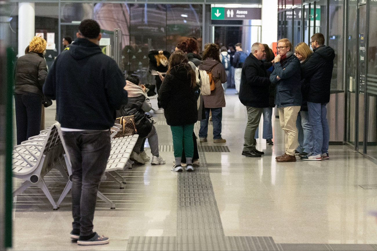 Córdoba, 2026. január 19.
Hozzátartozók információra várnak a délnyugat-spanyolországi Huelvában 2026. január 19-én, miután Córdoba közelében két nagy sebességû vonat kisiklott elõzõ nap. Az egyik az Iryo társaság Málagából Madridba tartó jármûve, a másik a Renfe vállalat Madridból Huelvába közlekedõ járata. A vasúti szerencsétlenségben legkevesebb tíz ember életét vesztette, a sérültek száma meghaladja a százat.
MTI/EPA-EFE/Alberto Diaz