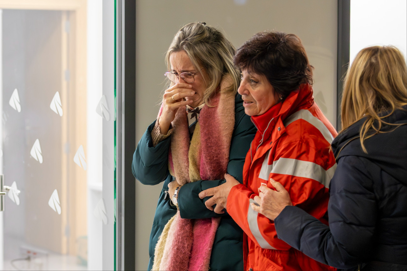 Córdoba, 2026. január 19.
Hozzátartozók információra várnak a délnyugat-spanyolországi Huelvában 2026. január 19-én, miután Córdoba közelében két nagy sebességû vonat kisiklott elõzõ nap. Az egyik az Iryo társaság Málagából Madridba tartó jármûve, a másik a Renfe vállalat Madridból Huelvába közlekedõ járata. A vasúti szerencsétlenségben legkevesebb tíz ember életét vesztette, a sérültek száma meghaladja a százat.
MTI/EPA-EFE/Alberto Diaz