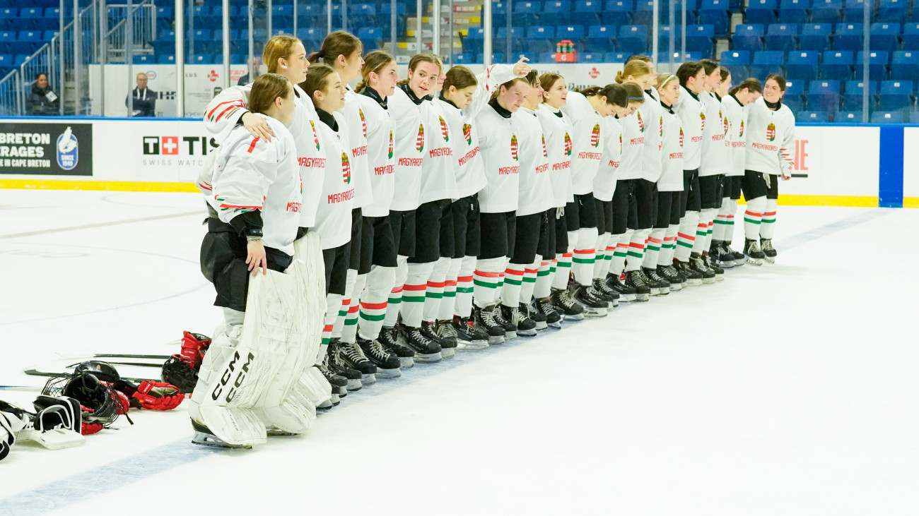 A női ifjúsági jégkorong-válogatott történelmi tettet hajtott végre, ugyanis IIHF-világbajnokságon – bármilyen nemben és korosztályban – először tudta legyőzni a finneket, így pedig jövőre is az A-csoportban szerepelhet.