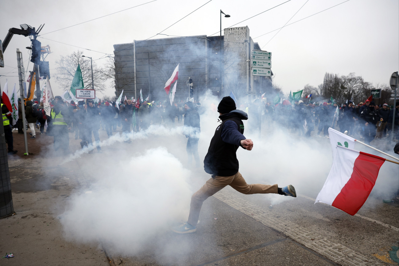 Strasbourg, 2026. január 20.
Európai gazdák tiltakoznak az Európai Unió és a dél-amerikai Mercosur szabadkereskedelmi övezet tagállamai közötti megállapodás ellen az Európai Parlament (EP) ülése idején az uniós törvényhozás strasbourgi épületénél 2026. január 20-án, három nappal a EU-Mercosur egyezmény paraguayi aláírása után. A tüntetésre a szakszervezetek felhívására gazdák ezrei érkeztek Franciaországból és más európai országokból több mint 700 traktorral.
MTI/EPA/Yoan Valat