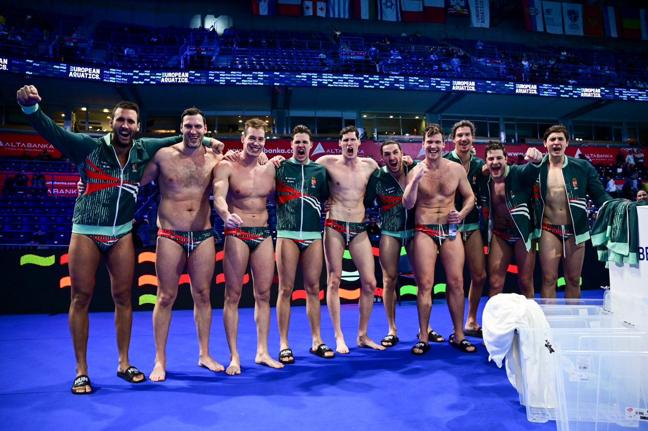 Belgrád, 2026. január 20.
A gyõztes magyar csapat a belgrádi férfi vízilabda Európa-bajnokság középdöntõjének E csoportjában játszott Spanyolország - Magyarország mérkõzés után a Belgrade Arenában 2026. január 20-án. A magyar válogatott ötméteresekkel 15-14-re legyõzte a címvédõ és világbajnok spanyol csapatot.
MTI/Czeglédi Zsolt