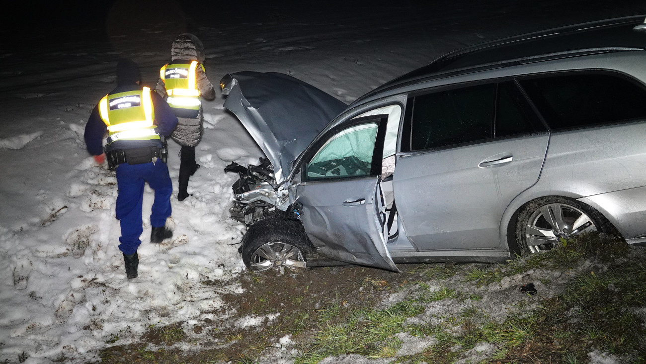 Nagykõrös, 2026. január 23.
Összeroncsolódott személyautó 2026. január 23-án a 441-es fõúton, Nagykõrös térségében, ahol két autó frontálisan ütközött. A balesetben egy ember meghalt, ketten megsérültek.
MTI/Donka Ferenc