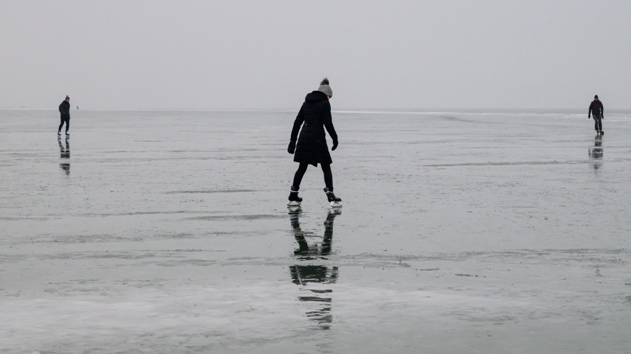 Siófok, 2026. január 25.
Korcsolyázók a befagyott Balatonon Siófoknál 2026. január 25-én.
MTI/Vasvári Tamás