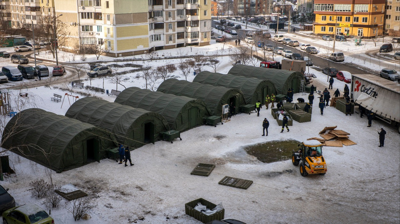 Kijev, 2026. január 25.
A katasztrófaelhárítás által a környezõ házak lakói számára felállított sátrak Kijevben 2026. január 25-én. A sátrakban melegedni és aludni is tudnak az emberek, mert az ukrán energetikai létesítmények elleni orosz támadások áramkimaradásokat okoznak az ukrán fõvárosban.
MTI/AP/Dan Basakov
