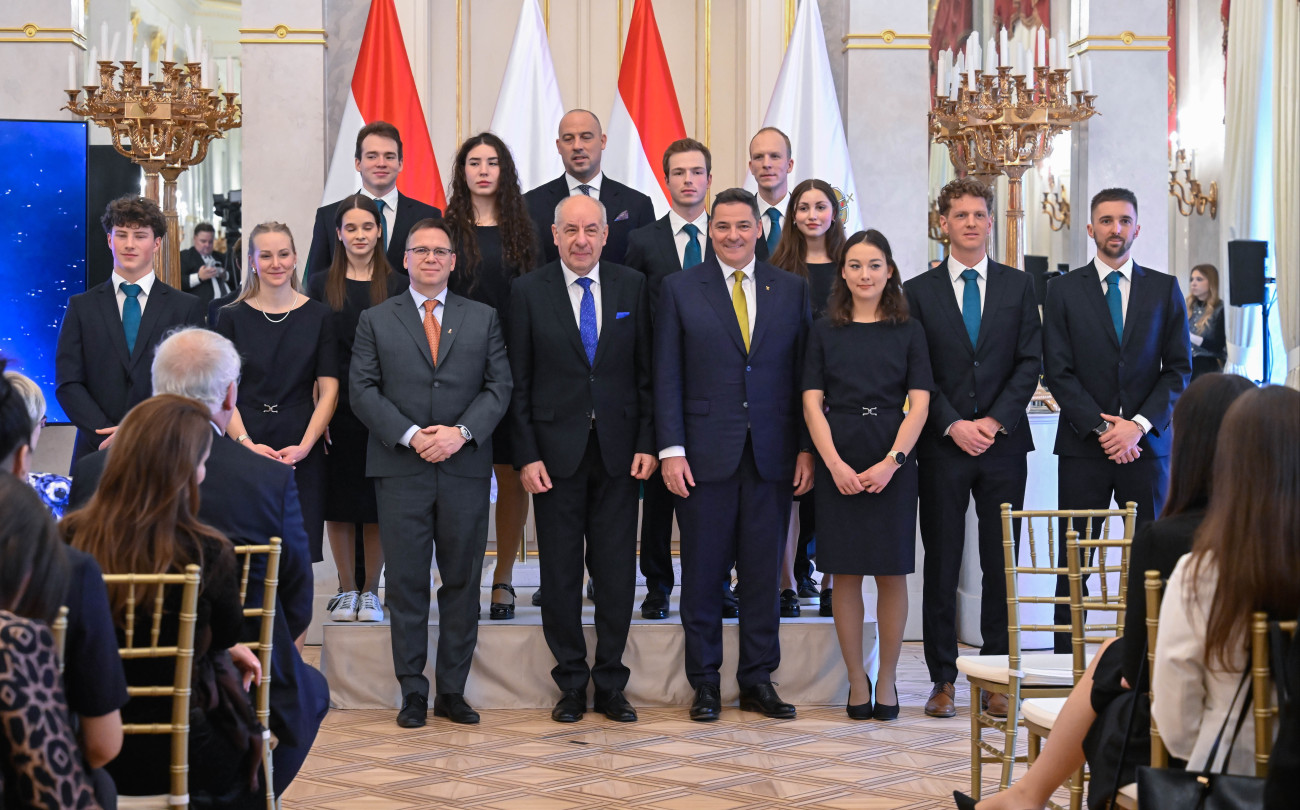 Budapest, 2026. január 24.
Sulyok Tamás köztársasági elnök (elöl középen) a február 6-án kezdõdõ milánói-cortinai téli olimpiára utazó magyar csapat tagjaival a Sándor-palotában tartott eskütételen 2026. január 24-én. Az államfõ mellett jobbról Gyulay Zsolt, a Magyar Olimpiai Bizottság (MOB) elnöke, balról Fürjes Balázs elnökségi tag, a Nemzetközi Olimpiai Bizottság magyar tagja, hátul középen Schmidt Ádám, a Honvédelmi Minisztérium sportért felelõs államtitkára.
MTI/Bruzák Noémi