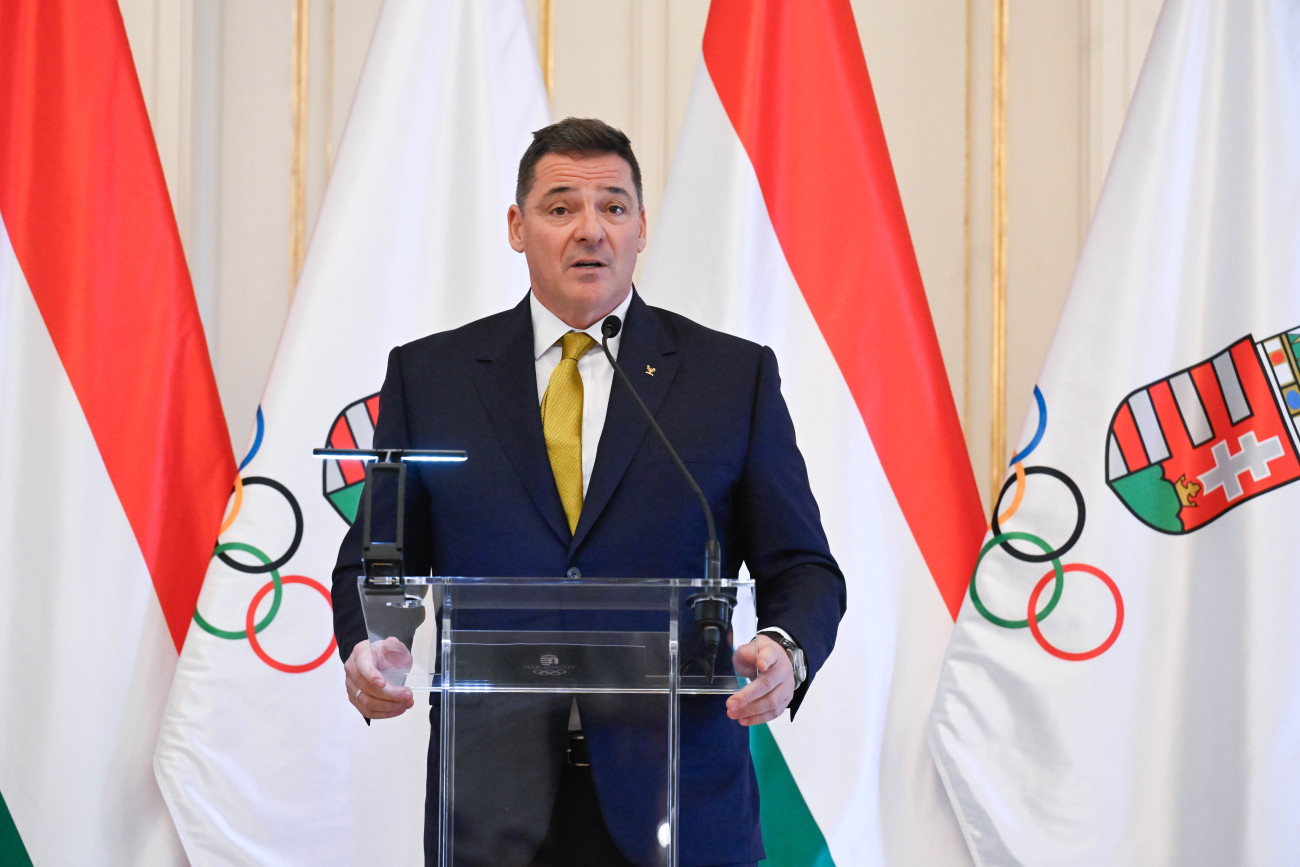 Budapest, 2026. január 24.
Gyulay Zsolt, a Magyar Olimpiai Bizottság (MOB) elnöke beszédet mond a február 6-án kezdõdõ milánói-cortinai téli olimpiára utazó magyar csapat tagjaival a Sándor-palotában tartott eskütételen 2026. január 24-én.
MTI/Bruzák Noémi