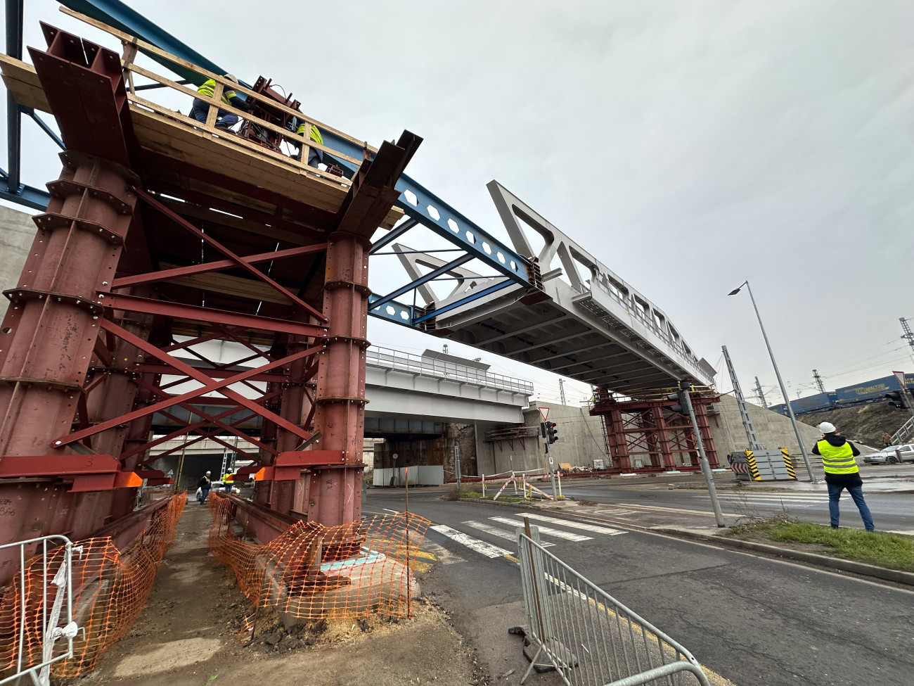 Budapest, 2026. január 28.
A Gubacsi úti második új vasúti hídját tolják végleges helyére a V-Híd szakemberei hidraulikus tolóberendezések segítségével a Kelenföld és Ferencváros közötti vasútvonal kapacitásbõvítésének a Déli Körvasút kialakítása második üteméhez kapcsolódó építési munkálatai során 2026. január 28-án.
MTI/Hatházi Tamás