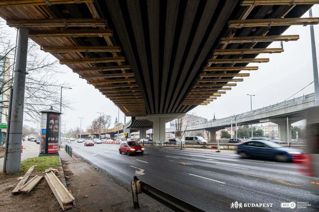 A zord téli időjárás sem állította meg a Flórián téri felüljárók lezárt északi hídján zajló munkákat.