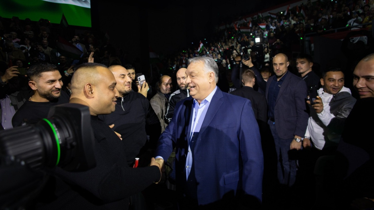 Hatvan, 2026. január 31.
A Miniszterelnöki Kommunikációs Fõosztály által közreadott képen Orbán Viktor miniszterelnök, a Fidesz elnöke (középen) a Digitális Polgári Körök által szervezett háborúellenes gyûlésen a Hatvani Sport- és Rendezvénycsarnokban 2026. január 31-én.
MTI/Miniszterelnöki Kommunikációs Fõosztály/Fischer Zoltán