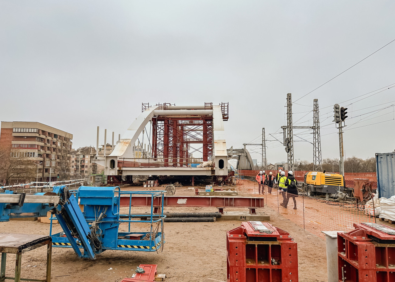 Budapest, 2026. február 2.
Az újonnan összeszerelt kétszer kétvágányos acélhíd elsõ szerkezeti eleme a helyére illesztése elõtt a Bartók Béla úti közúti-vasúti átjárónál 2026. február 2-án. A fejlesztés része a Kelenföld és Ferencváros közötti vasútvonal kapacitásbõvítésének, amely a Déli Körvasút kialakításának második üteméhez kapcsolódik.
MTI/Hatházi Tamás