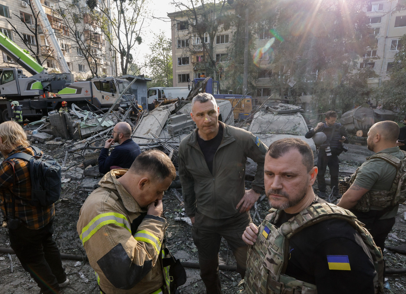 Vitalij Klicsko kijevi polgármester (k) és Ihor Klimenko ukrán belügyminiszter (jobbra) egy korábbi orosz rakétacsapásban találatot kapott lakóépületnél Kijevben.