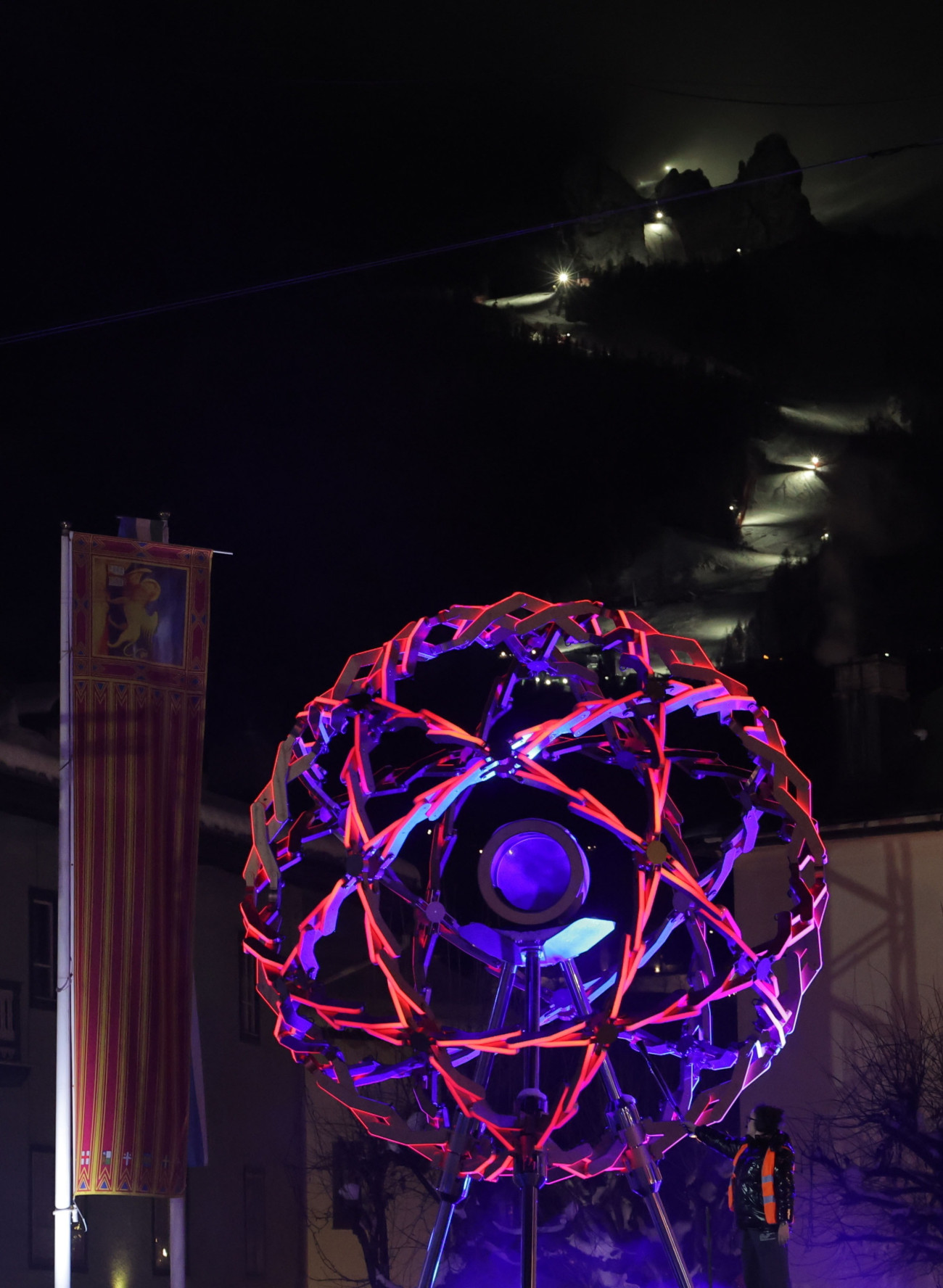 Cortina d'Ampezzo, 2026. február 4.
Fellobbantják próbaként az olimpiai lángot az észak-olaszországi Cortina dAmpezzóban lévõ Angelo Dibona téren felállított üstben 2026. február 3-án, három nappal a milánói-Cortina dAmpezzó-i 2026-os téli olimpia kezdete elõtt. Az ötkarikás játékok megnyitóünnepségét a milánói San Siro Stadionban rendezik, de Cortina dAmpezzóban is lesznek párhuzamos ünnepi események.
MTI/EPA/YNA/Yonhap