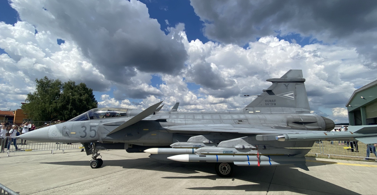 A Magyar Honvédség egyik Gripen C vadászbombázója a kecskeméti repülőnapon IRIS-T és Meteor légi harc rakétákkal felfegyverezve.