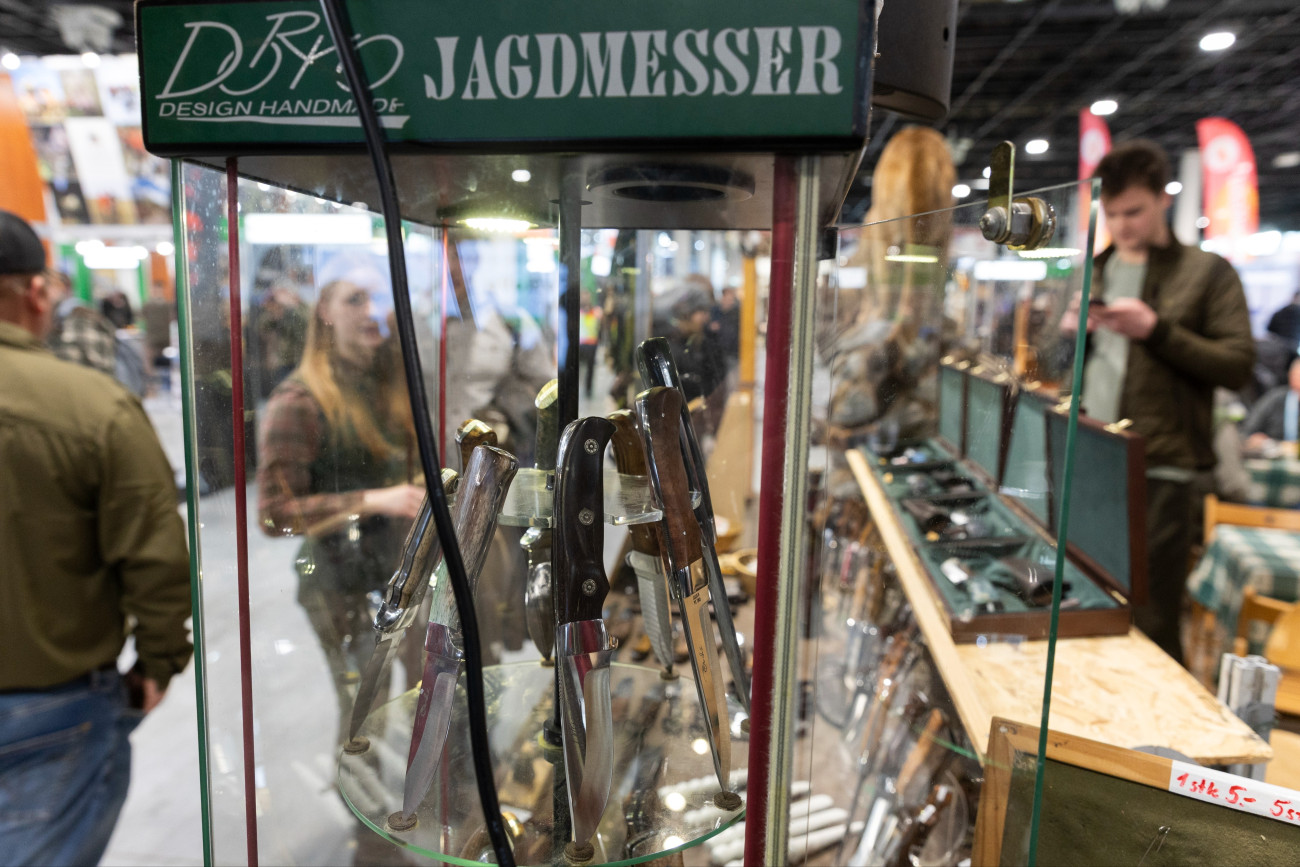 Budapest, 2026. február 5.
Kések a 32. FeHoVa Fegyver, horgászat, vadászat nemzetközi kiállításon a megnyitó napján a budapesti Hungexpón 2026. február 5-én. A február 8-ig nyitva tartó rendezvényen 13 országból 200 kiállító mutatja be termékeit.
MTI/Kocsis Zoltán