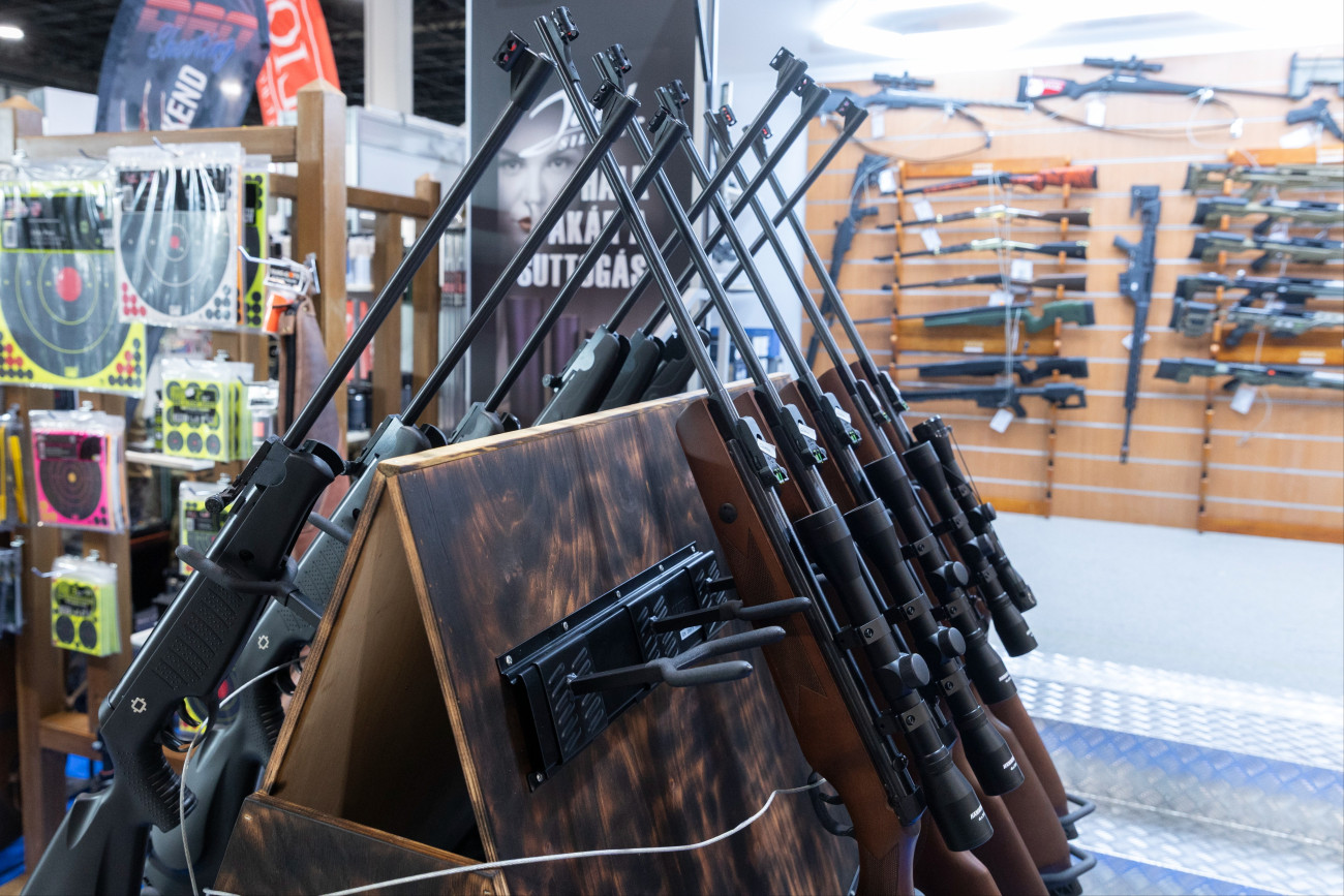 Budapest, 2026. február 5.
Vadászpuskák a 32. FeHoVa Fegyver, horgászat, vadászat nemzetközi kiállításon a megnyitó napján a budapesti Hungexpón 2026. február 5-én. A február 8-ig nyitva tartó rendezvényen 13 országból 200 kiállító mutatja be termékeit.
MTI/Kocsis Zoltán