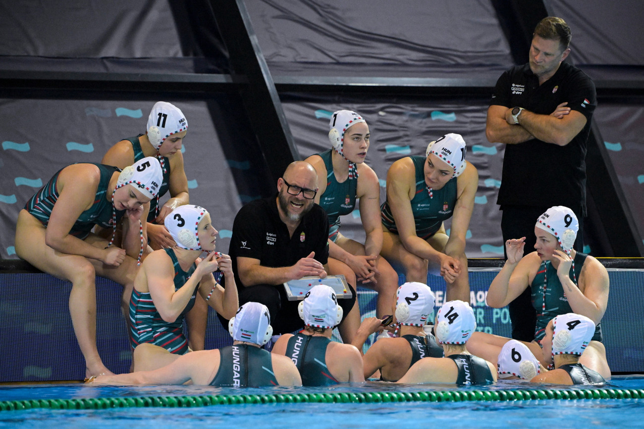 Funchal, 2026. február 5.
Cseh Sándor, a magyar válogatott szövetségi kapitánya (k) a nõi vízilabda Európa-bajnokság döntõjében játszott Magyarország - Hollandia mérkõzésen a funchali Olimpiai Uszodakomplexumban 2026. február 5-én.
MTI/Szigetváry Zsolt