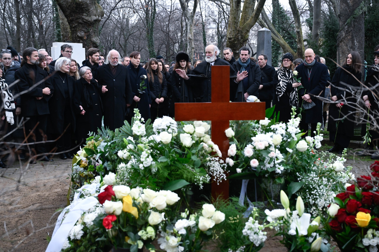 Budapest, 2026. február 6.
Iványi Gábor metodista lelkész (elöl, k), Hranitzky Ágnes filmvágó és rendezõ (b4), Krasznahorkai László Nobel-, Kossuth- és József Attila-díjas író (b5), mögöttük hátul Karácsony Gergely fõpolgármester Tarr Béla Kossuth- és Balázs Béla-díjas filmrendezõ, Budapest díszpolgárának temetésén a Fiumei úti sírkertben 2026. február 6-án. A Sátántangó és a Werckmeister harmóniák alkotója 70 éves korában, január 6-án hunyt el.
MTI/Bruzák Noémi