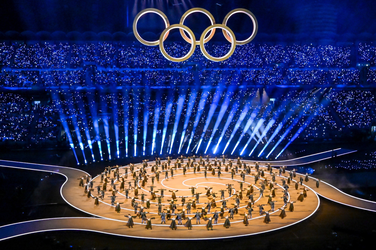 Milánó, 2026. február 6.
Az olimpiai ötkarika a 2026-os milánói-cortinai téli olimpia megnyitóünnepségén a milánói San Siro Stadionban 2026. február 6-án.
MTI/Illyés Tibor