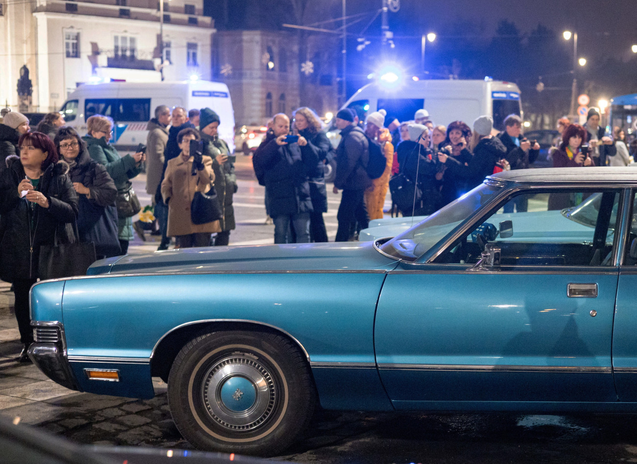 Budapest, 2026. február 6.
Az életének 79. évében elhunyt Fenyõ Miklós énekesre, dalszerzõre emlékeznek a Hõsök terén  2026. február 6-án.
MTI/Hatházi Tamás